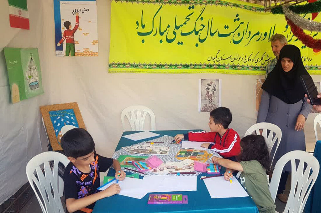 آغازبه کار غرفه کانون گیلان در نمایشگاه دستآوردهای هشتسال دفاع مقدس