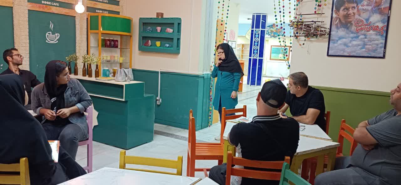 آموزش شرکتکنندگان بخش زبان اشاره قصهگویی کرمانشاه