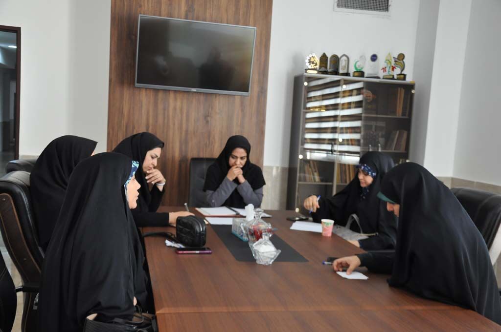 نشست فعالان مناطق کم برخوردار البرز آغاز دور جدید خدمت رسانی به کودکان و نوجوانان مناطق کم برخوردار استان البرز همزمان با شروع سال تحصیلی