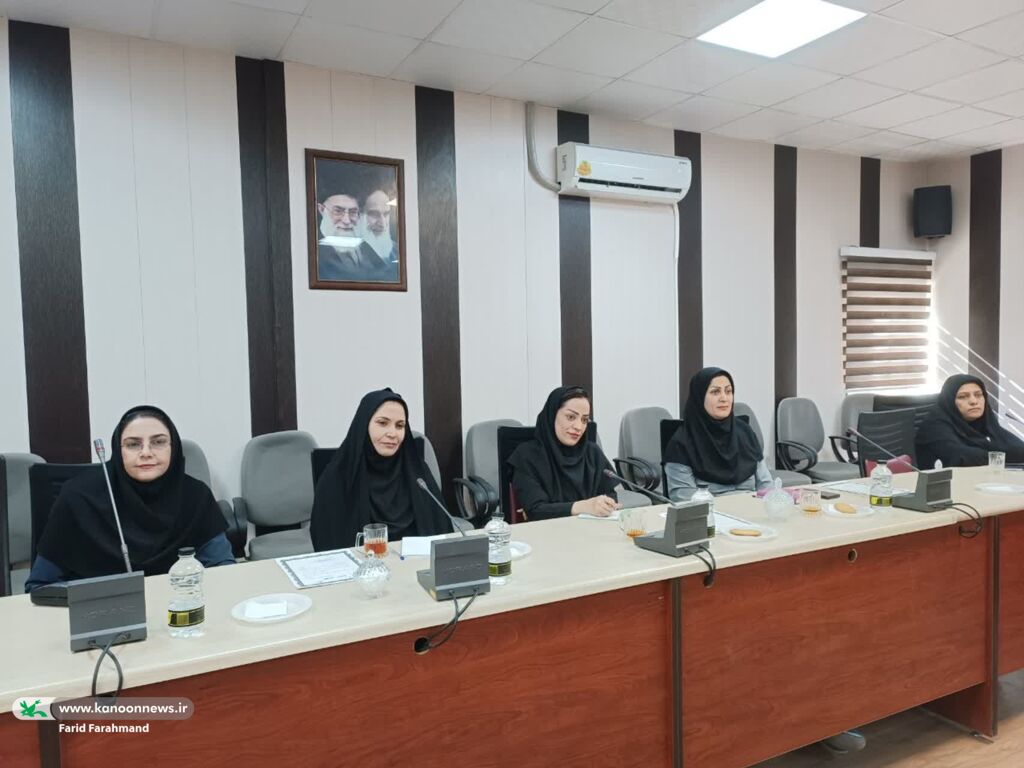 جلسه تبیین شیوه نامههای هفته ملی کودک و قصهگویی در کانون سیستان و بلوچستان