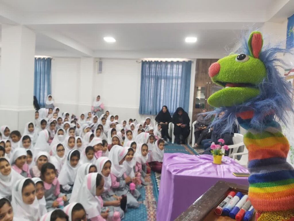 نواختن زنگ آغاز سال تحصیلی با حضور مسئول مجتمع آفرینش در دبستان نجمیه