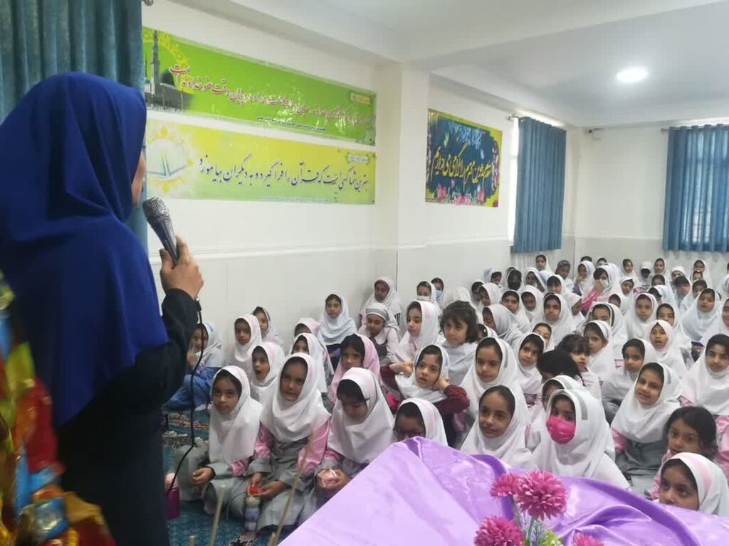 نواختن زنگ آغاز سال تحصیلی با حضور مسئول مجتمع آفرینش در دبستان نجمیه