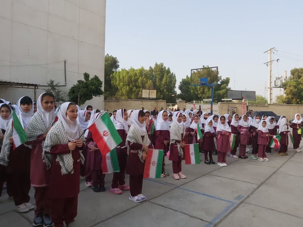 نواختن زنگ آغاز سال تحصیلی با حضور مسئول مجتمع آفرینش در دبستان نجمیه