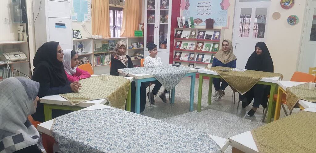 اعضای کودک و نوجوان کانون بستک با مولف کتاب فرشته های زمینی دیدار کردند