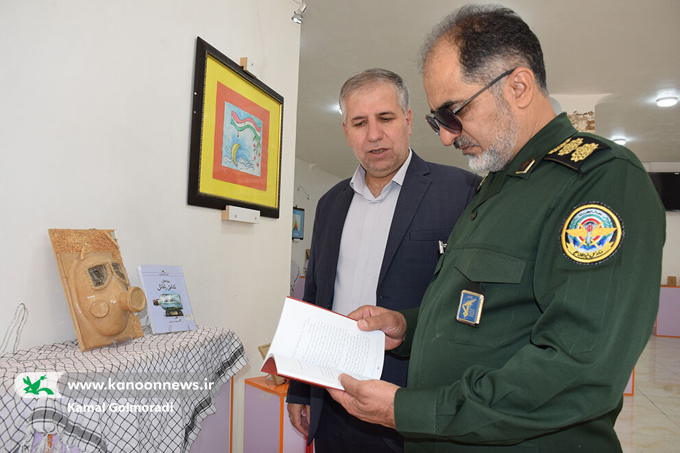 بازدید مسیولین از نمایشگاه دفاع مقدس کانون لرستان پیام شهدا را به نسل آینده انتقال دهیم