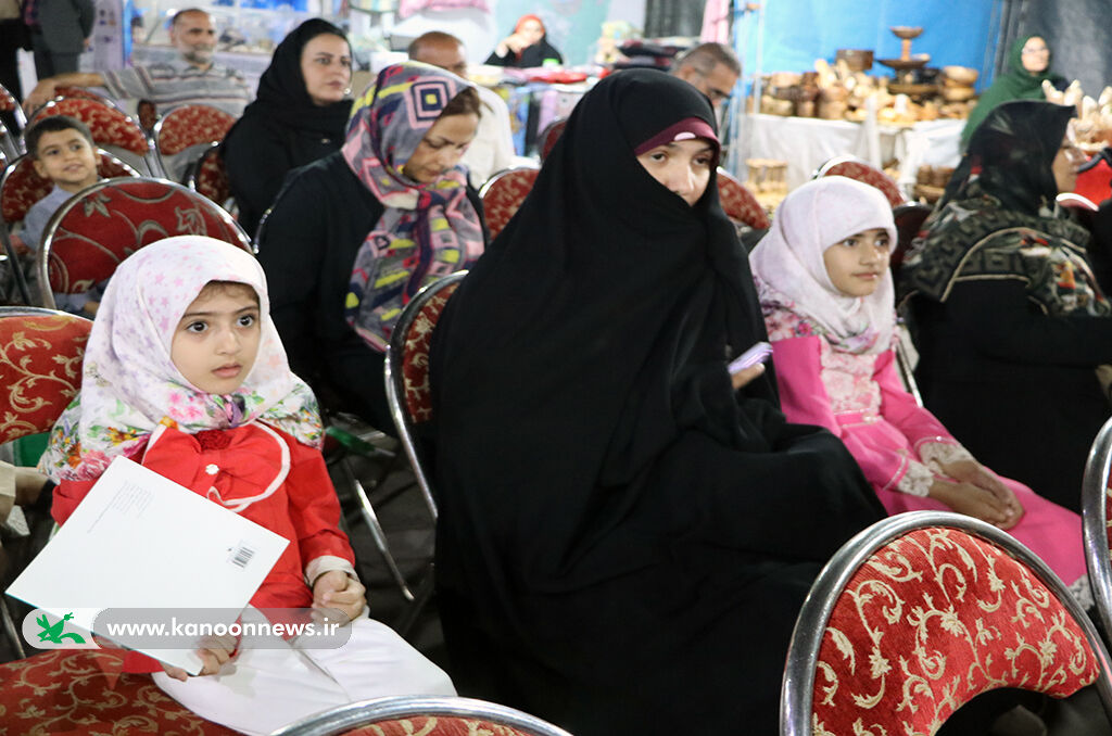 ویژهبرنامه هفته دفاع مقدس در پیادهراه فرهنگی شهر رشت