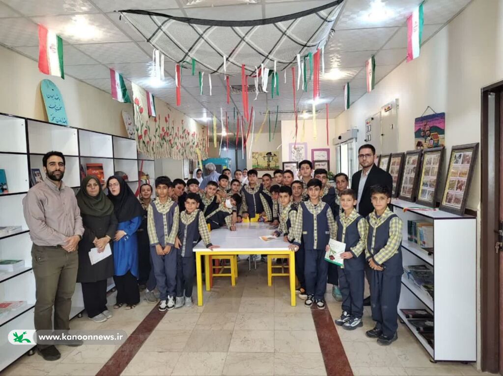 نمایشگاه دفاع مقدس در مرکز کانون الیگودرز لرستان