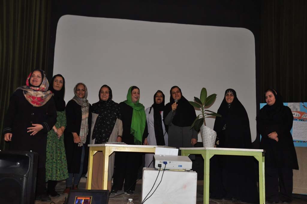 تجلیل از شاعر و تصویرگر کتاب «پروانه در میدان مین» در البرز