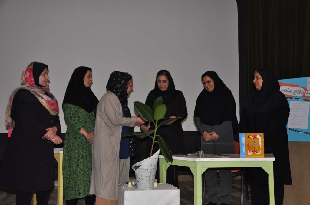 تجلیل از شاعر و تصویرگر کتاب «پروانه در میدان مین» در البرز