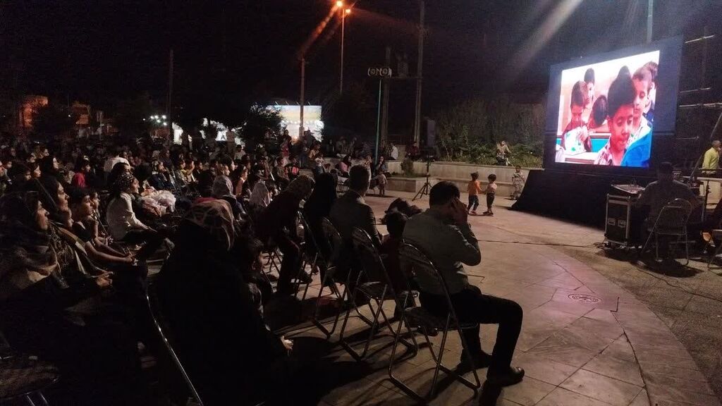 پخش فیلمهای کانونی در پارک بزرگ آزادشهر