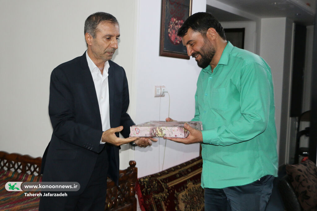 دیدار مدیرکل کانون سمنان با ایثارگر مدافع حرم/ افتخار میکنم که توانستم راه پدرم را ادامه دهم