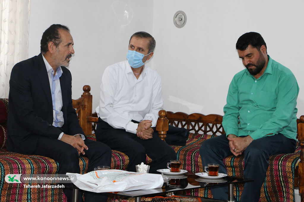 دیدار مدیرکل کانون سمنان با ایثارگر مدافع حرم/ افتخار میکنم که توانستم راه پدرم را ادامه دهم