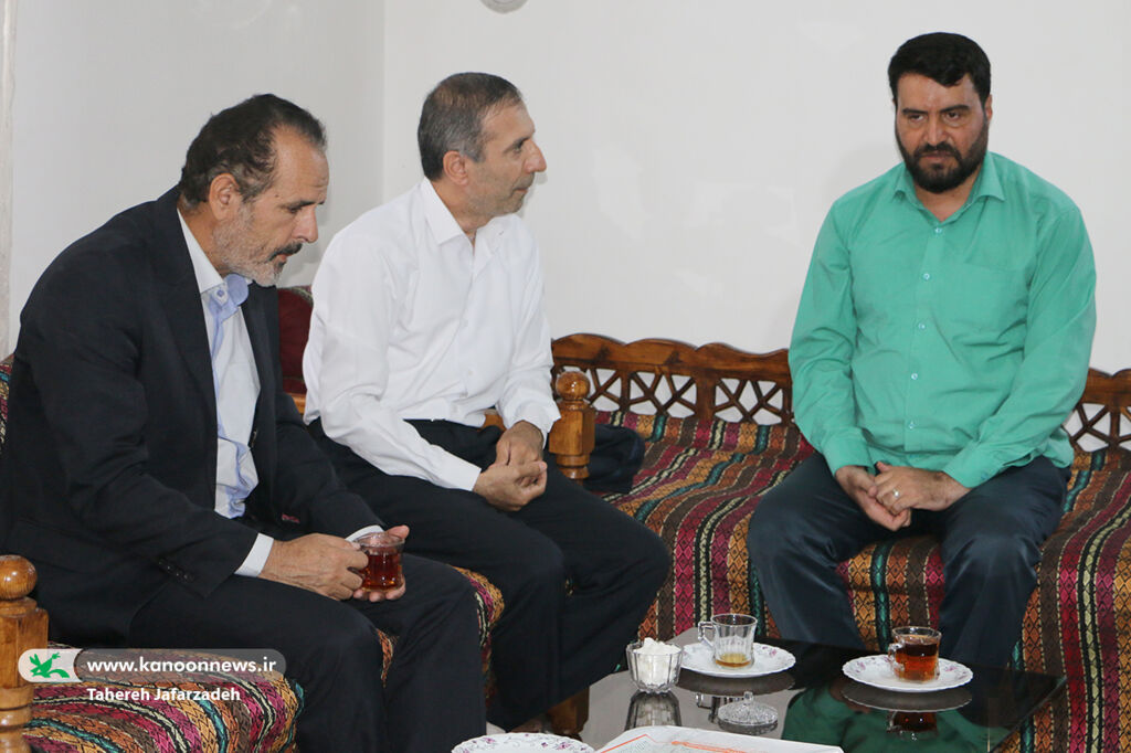 دیدار مدیرکل کانون سمنان با ایثارگر مدافع حرم/ افتخار میکنم که توانستم راه پدرم را ادامه دهم