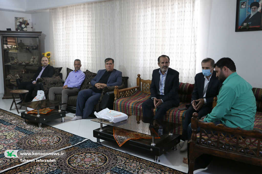 دیدار مدیرکل کانون سمنان با ایثارگر مدافع حرم/ افتخار میکنم که توانستم راه پدرم را ادامه دهم