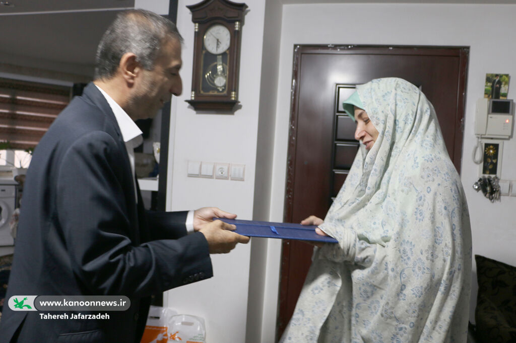 دیدار مدیرکل کانون سمنان با ایثارگر مدافع حرم/ افتخار میکنم که توانستم راه پدرم را ادامه دهم