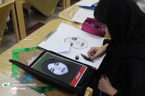 کارگاه ویژه هنری بازآفرینی چهره شهدای واقعه بمباران مدرسه زینبیه میانه با حضور نوجوانان هنرمند تبریزی