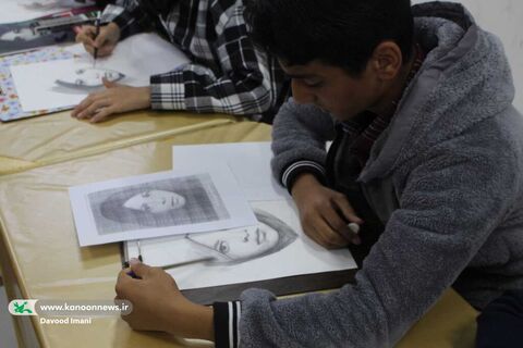 کارگاه ویژه هنری بازآفرینی چهره شهدای واقعه بمباران مدرسه زینبیه میانه با حضور نوجوانان هنرمند تبریزی