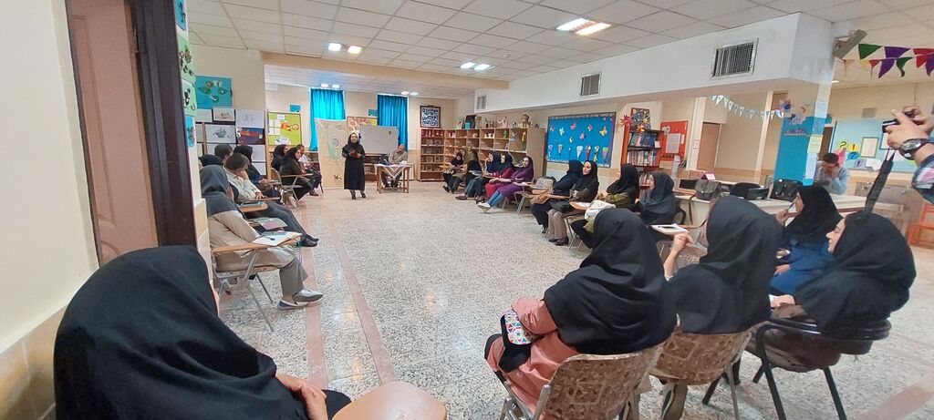 کارگاه آموزشی قصه‌گویی طنز برای مربیان کانون استان قزوین