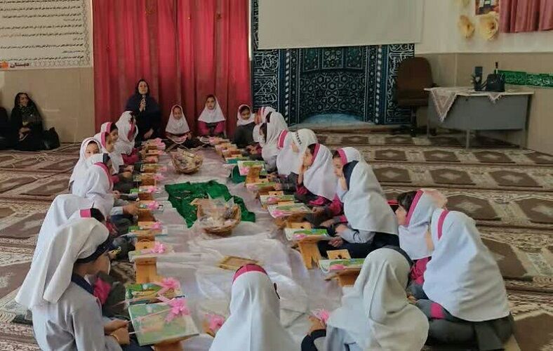 ویژهبرنامههای گرامیداشت هفته وحدت در مراکز کانون برگزار شد