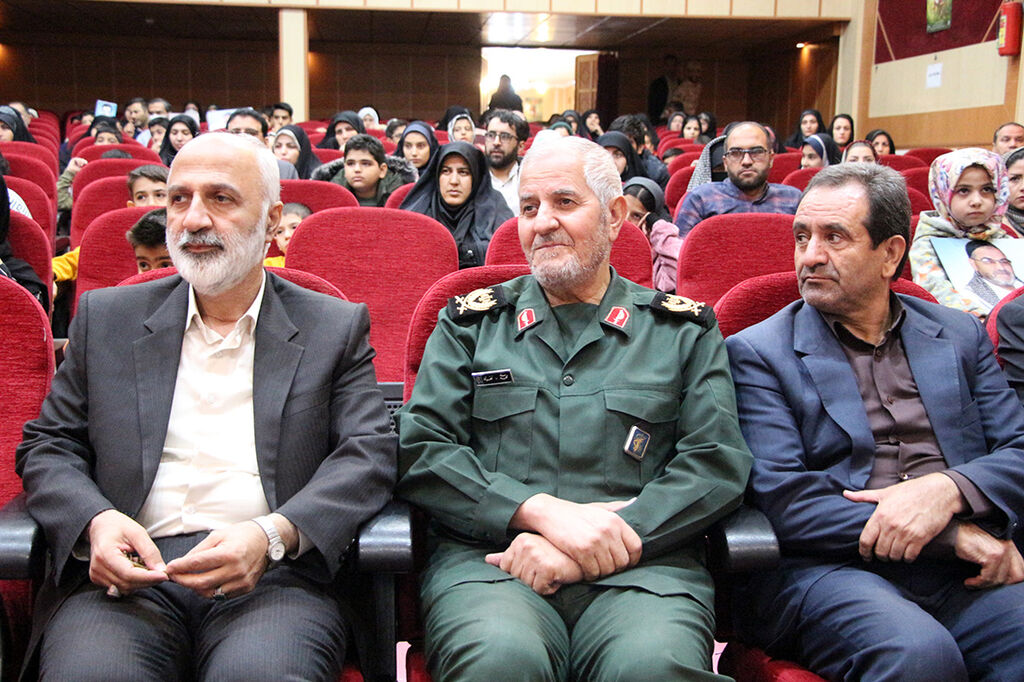 نوههای شهدا با عکسهایی از پدربزرگ شهیدشان یاد شهدا را زنده کردند