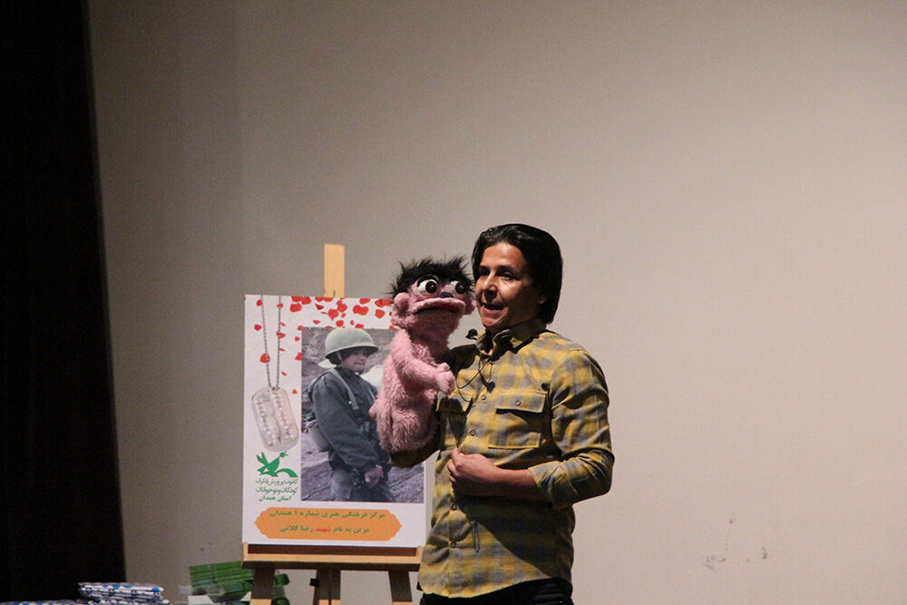 نوههای شهدا با عکسهایی از پدربزرگ شهیدشان یاد شهدا را زنده کردند