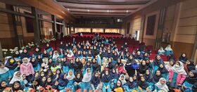 بیش از ۸۰۰ دانش آموز بیرجندی نمایش عروسکی «لنگه بی لنگه» را تماشا کردند