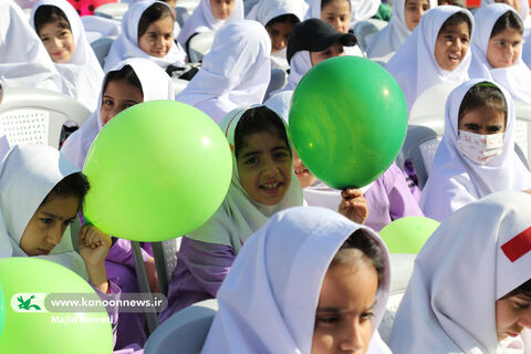 نواختن زنگ هفته ملی کودک در دبستان شهید نجفی ساری