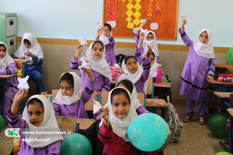 نواختن زنگ هفته ملی کودک در دبستان شهید نجفی ساری