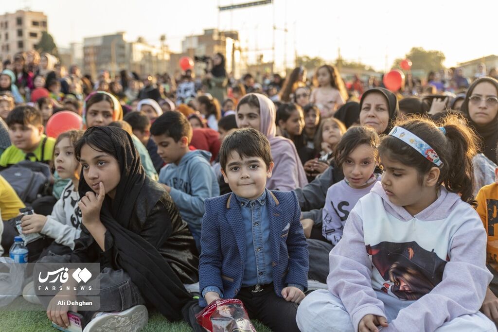 شور و شوق وصفنشدنی کودکان گرگانی در جشن بزرگ روز جهانی کودک/عمو فیتیلهایها، گل کاشتند!