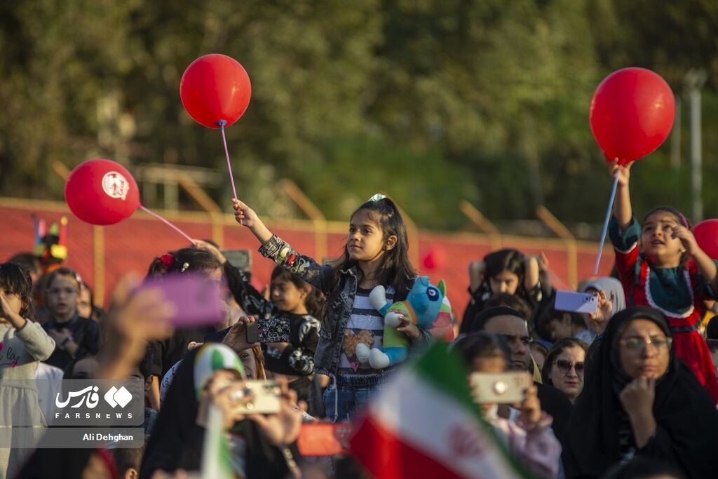 شور و شوق وصفنشدنی کودکان گرگانی در جشن بزرگ روز جهانی کودک/عمو فیتیلهایها، گل کاشتند!