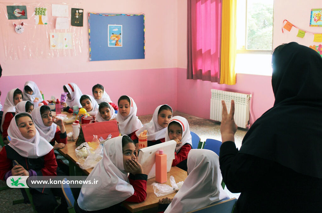 آشناسازی کودکان با خوراک‌های مناسب فکری و جسمی / سفره سلامت در مدرسه شهید مطهری رودبارگسترده‌شد