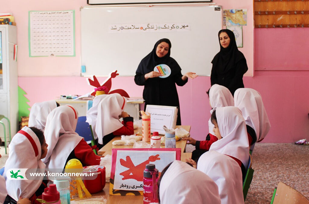آشناسازی کودکان با خوراکهای مناسب فکری و جسمی / سفره سلامت در مدرسه شهید مطهری رودبارگستردهشد