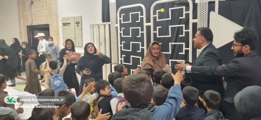 ویژه برنامهی «طرح لبخند بر چهره شهر من» برای کودکان کار در زاهدان برگزار شد