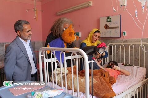 عیادت خانواده کانون از کودکان بیمار در بیمارستان گلستان اهواز