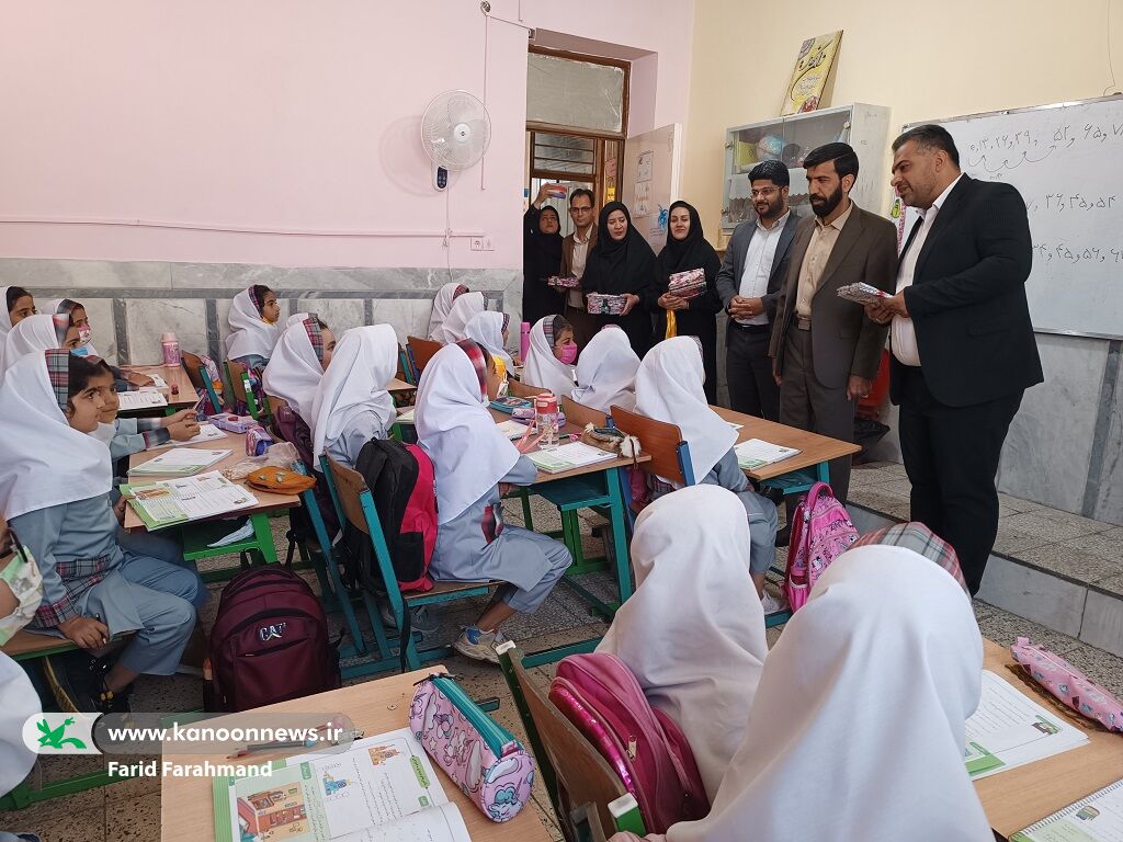 حضور مدیرکل کانون سیستان و بلوچستان در مدرسه شاهد زاهدان و اهدای کتاب به دانش‌آموزان 