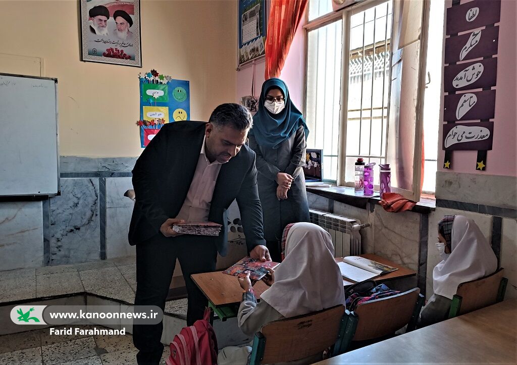 حضور مدیرکل کانون سیستان و بلوچستان در مدرسه شاهد زاهدان و اهدای کتاب به دانش‌آموزان 