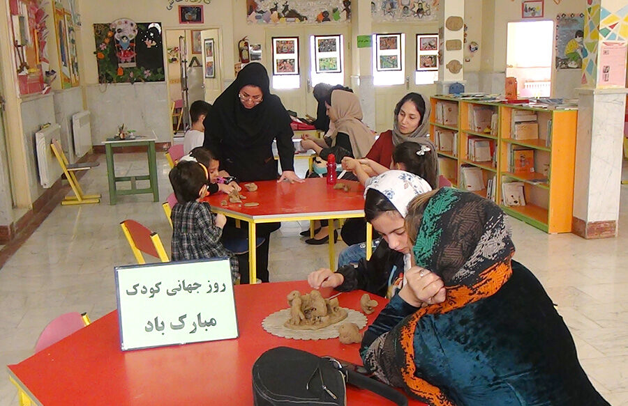 نمایشگاه نقاشی اعضا در مرکز شماره ۲ کانون پارسآباد برپا شد