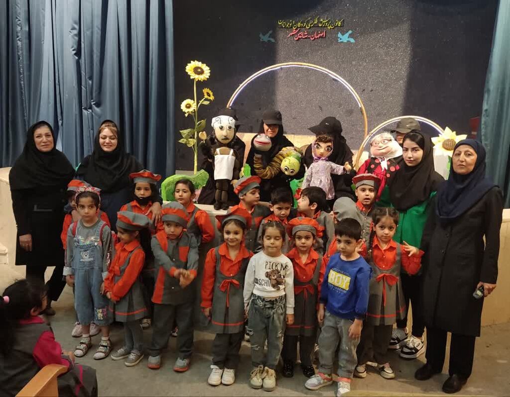 برنامه های هفته ملی کودک در مراکز 12 اصفهان ، خمینی شهر و نایین شماره یک