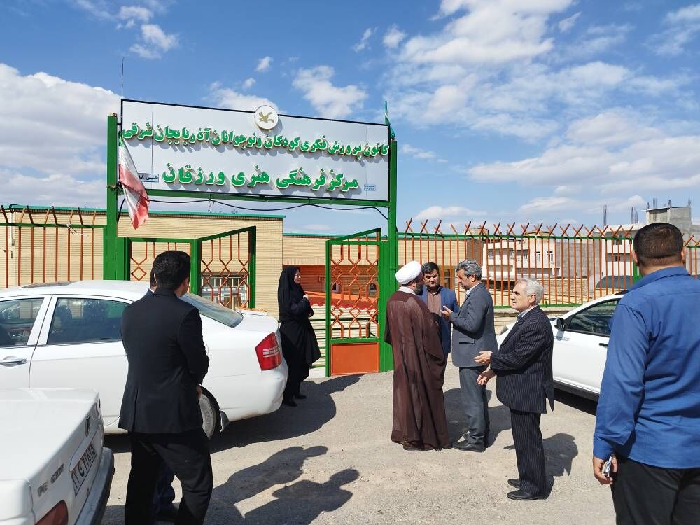 بازدید امام جمعه و فرماندار ورزگان از نمایشگاه آثار هنری کودکان