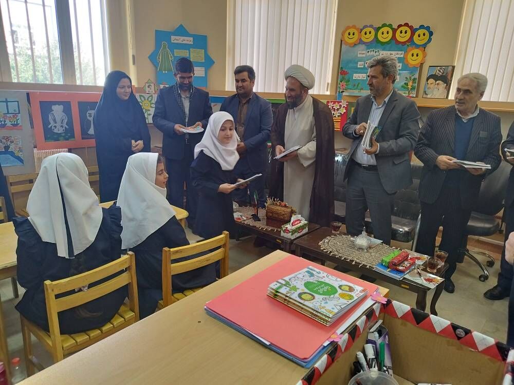 بازدید امام جمعه و فرماندار ورزگان از نمایشگاه آثار هنری کودکان