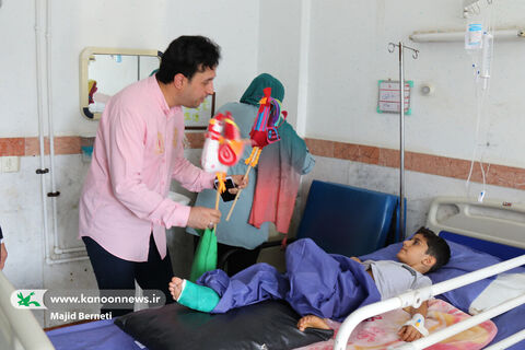 عیادت از بیماران بخش کودک بیمارستان بوعلی ساری در هفته ملی کودک