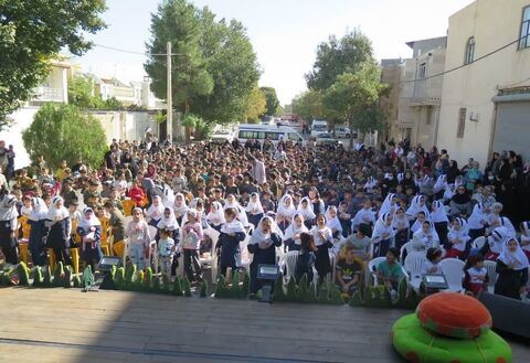چند نما از آغازی پرشور و پراستقبال برای حضور تماشاخانه سیار کانون در استان قزوین
