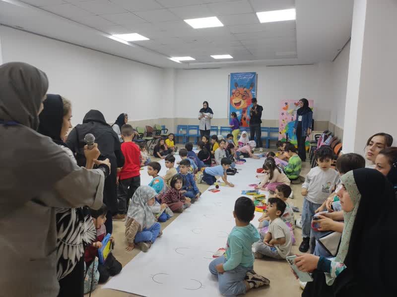 برگزاری کارگاه نقاشی«کودکی بهتر، زندگی بهتر» در کرج/ رونمایی از فراخوان مسابقه‌ی نقاشی خانواده‌ی من