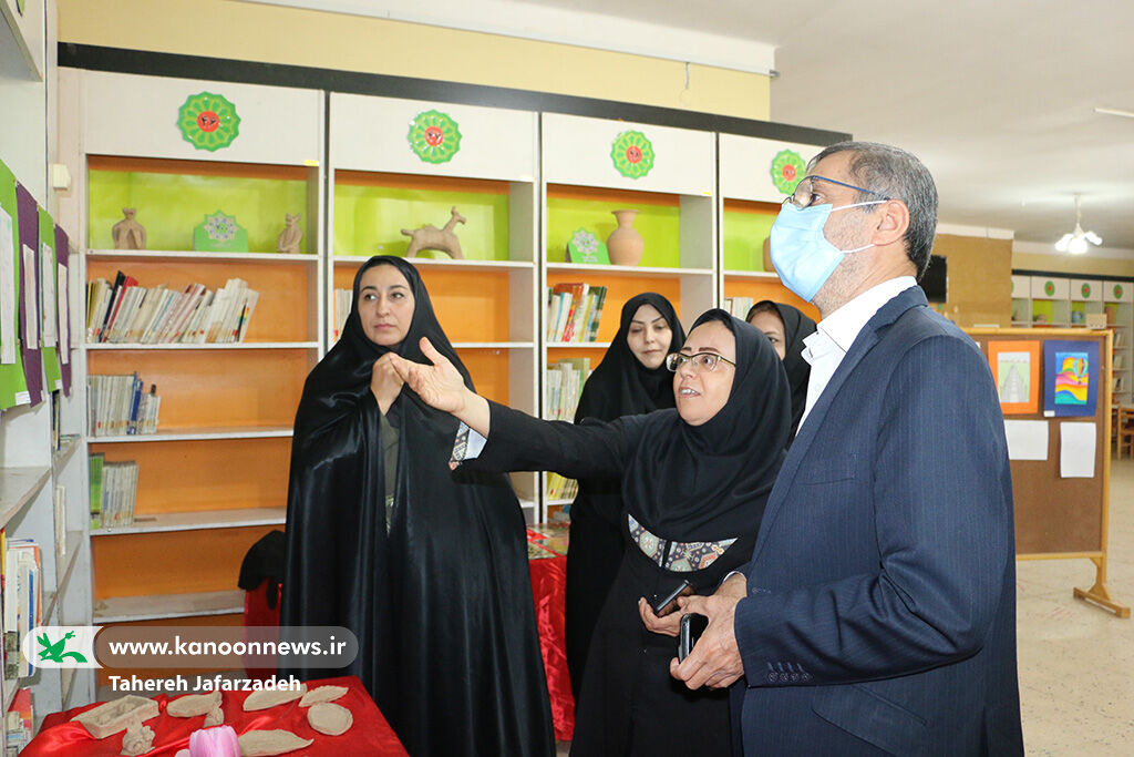 بازدید مدیرکل کانون استان از نمایشگاه آثار اعضا در مراکز سمنان