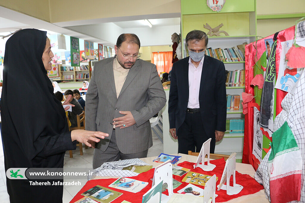 بازدید مدیرکل کانون استان از نمایشگاه آثار اعضا در مراکز سمنان