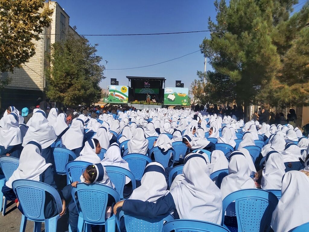 تماشاخانه سیار کانون مهمان نگاه مشتاق بچه‌های استان قزوین