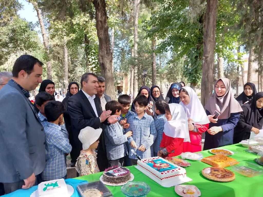 نقاشیهای پر مهر کودکان مینودشتی به یادگار بر روی ماشین پلیس ثبت شد