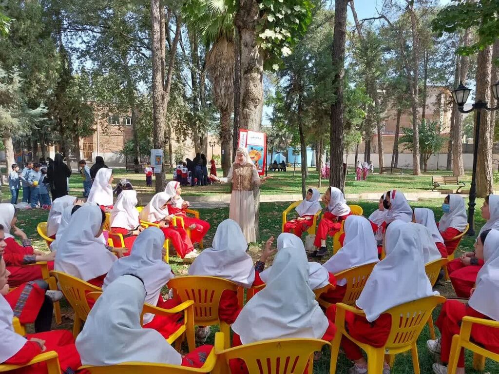 نقاشیهای پر مهر کودکان مینودشتی به یادگار بر روی ماشین پلیس ثبت شد