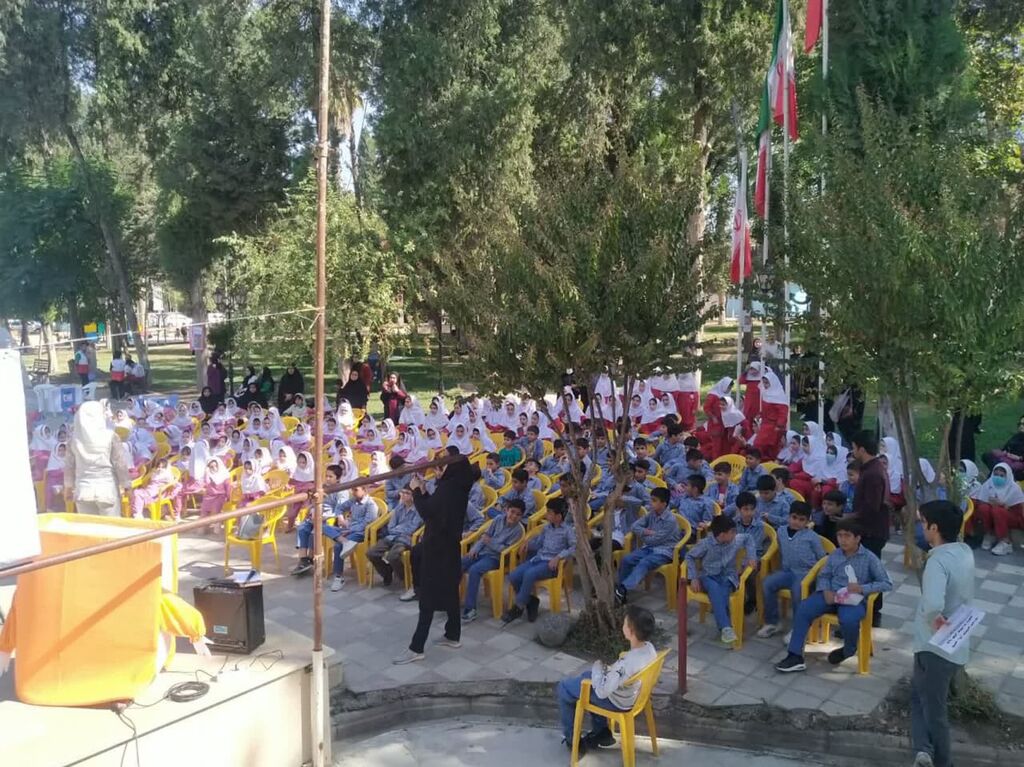 نقاشیهای پر مهر کودکان مینودشتی به یادگار بر روی ماشین پلیس ثبت شد