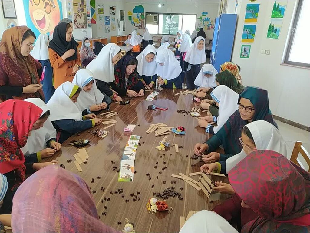 کودکان مراوه تپه عروسک های زیبایی در هفته ملی کودک خلق کردند